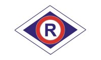 Zdjęcie kolorowe. Litera R wpisana w romb jako symbol wydziału ruchu drogowego
