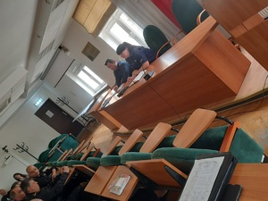Zdjęcie kolorowe. Uczestnicy debaty w starostwie