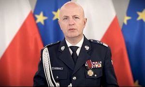 Zdjęcie kolorowe. Portret Komendanta Głównego Policji generalnego inspektora dr. Jarosława Szymczyka