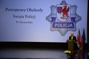 Zdjęcie kolorowe. Na scenie przemawia starosta szczecinecki.
