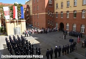 Zdjęcie kolorowe. Zdjęcie zrobione z góry na trwającą na dziecińcu KWP w Szczecinie uroczystość ślubowania nowo przyjętych policjantów