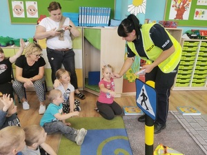 Zdjęcie kolorowe. Policjantka prowadzi spotkanie z przedszkolakami.