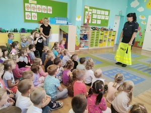 Zdjęcie kolorowe. Policjantka prowadzi spotkanie z przedszkolakami.