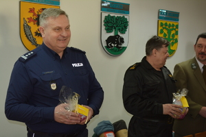 Zdjęcie kolorowe. Komendant Powiatowy Policji a po jego lewej stronie Komendant Powiatowy PSP