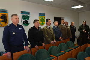 Zdjęcie kolorowe. Reprezentanci wszystkich służb mundurowych stoją w szeregu