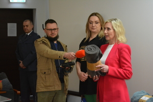 Zdjęcie kolorowe. Podziękowania pełniącej obowiązki prezes szczecineckiego szpitala. Obok stoi dziennikarz z mikrofonem.