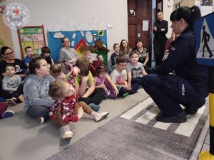 Zdjęcie kolorowe. Policjantka podczas spotkania  z przedszkolakami
