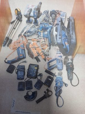 Na zdjęciu widać elektronarzędzia znalezione przez policjantów w kanapie. Różnego rodzaju szlifierki, wiertarki, wkrętarki, laserowa poziomica, akumulatory i ładowarki do sprzętu