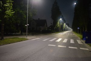 Zdjęcie kolorowe. NA zdjęciu widać skrzyżowanie ulic Mickiewicza i Pileckiego w obrębie którego doszło do zdarzenia.