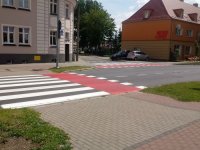 Pole przejazdu rowerowego wypełnione czerwoną farbą.