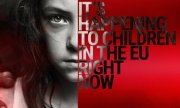 Zdjęcie kolorowe. Na lewej części zdjęcia widać twarz młodej kobiety na drugiej części zdjęcia na czerwonym tle napis: IT`S HAPENING TO CHILDREN IN THE EU RIGHT NOW