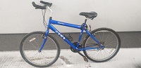 Zdjęcie kolorowe. Na zdjęciu rower koloru niebieskiego typu góral