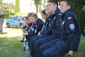 Zdjęcie kolorowe. Na zdjęciu siedzący uczniowie