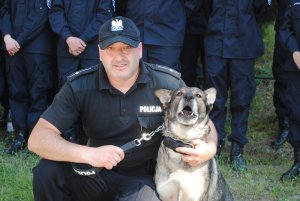 Zdjęcie kolorowe. Policjant z psem służbowym - KALA