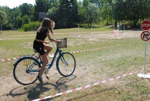 Zdjęcie kolorowe. Uczniowie na rowerach