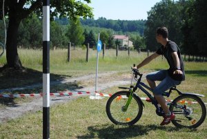 Zdjęcie kolorowe. Uczniowie na rowerach