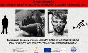 Plakat promujący działania w projekcie: Identyfikacja ofiar handlu ludźmi jako podstawa uzyskania wsparcia przez pokrzywdzonego. Na górze na czerwonym pasku czarny napis 18 października Europejski Dzień Przeciwko Handlowi Ludźmi i Niewolnictwu. Poniżej zdjęcie mężczyzny za kratami, dłonie spętane łańcuchem, czarna postać z przypiętą do nogi kulą