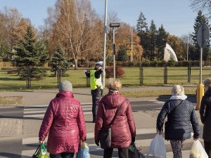 Zdjęcie kolorowe. Policjanci w obrębie przejść dla pieszych w pobliżu szczecineckiego cmentarza