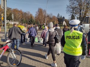 Zdjęcie kolorowe. Policjanci w obrębie przejść dla pieszych w pobliżu szczecineckiego cmentarza