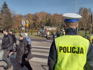 Zdjęcie kolorowe. Policjanci w obrębie przejść dla pieszych w pobliżu szczecineckiego cmentarza