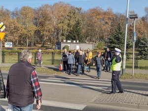 Zdjęcie kolorowe. Policjanci w obrębie przejść dla pieszych w pobliżu szczecineckiego cmentarza