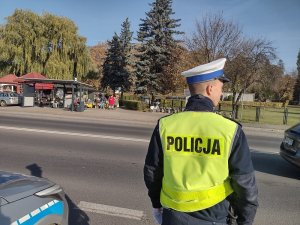 Zdjęcie kolorowe. Policjanci w obrębie przejść dla pieszych w pobliżu szczecineckiego cmentarza