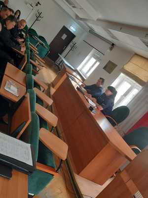 Zdjęcie kolorowe. Zdjęcie ze spotkania w sali obrad w starostwie w Szczecinku