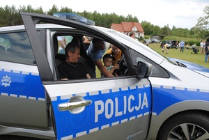 Zdjęcie kolorowe. Policjanci podczas działań na festynie