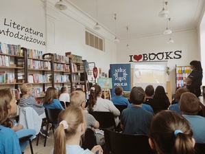 Zdjęcie kolorowe. Spotkanie w Bibliotece Publicznej w Barwicach z uczniami.