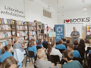 Zdjęcie kolorowe. Spotkanie w Bibliotece Publicznej w Barwicach z uczniami.