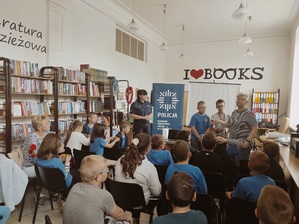 Zdjęcie kolorowe. Spotkanie w Bibliotece Publicznej w Barwicach z uczniami.