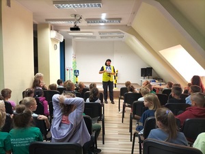 Zdjęcie kolorowe. Policjantka na spotkaniu z uczniami w STO w Szczecinku