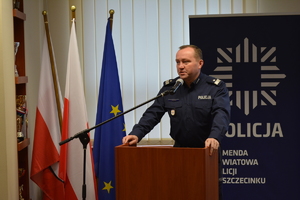 Zdjęcie kolorowe. Komendant Wojewódzki Policji w Szczecinie