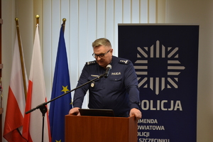 Zdjęcie kolorowe. Komendant Powiatowy Policji w Szczecinku