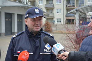 Zdjęcie kolorowe. Komendant Wojewódzki udziela wywiadu