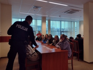 Zdjęcie kolorowe. Policjanci podczas spotkania z uczniami.