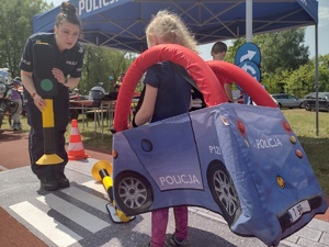 Zdjęcie kolorowe. Dzieci bawią się elementami Autochodzika - piankowymi elementami miasteczka ruchu drogowego