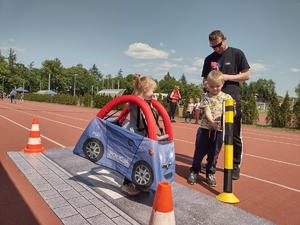 Zdjęcie kolorowe. Dzieci bawią się elementami Autochodzika - piankowymi elementami miasteczka ruchu drogowego