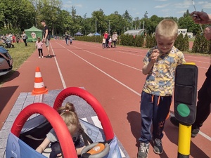 Zdjęcie kolorowe. Dzieci bawią się elementami Autochodzika - piankowymi elementami miasteczka ruchu drogowego