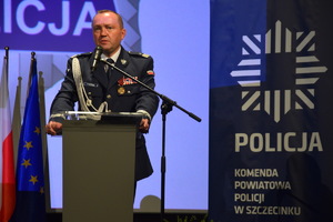 Zdjęcie kolorowe. Komendant Wojewódzki Policji w Szczecinie.