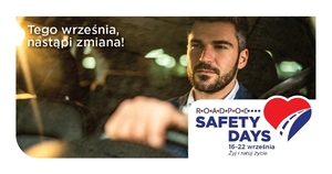 Zdjęcie kolorowe. Mężczyzna siedzi za kierownicą samochodu. W górnym rogu napis Tego września nastąpi zmiana. W prawym dolnym rogu roadpol safety days