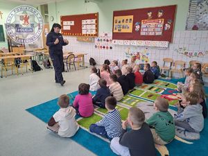 Zdjęcie kolorowe. Policjantka na spotkaniu z uczniami