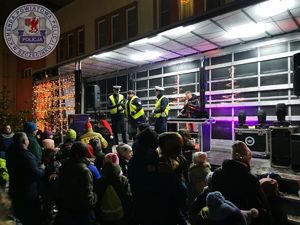 Zdjęcie kolorowe. Policjanci na scenie prowadzą pogadankę.