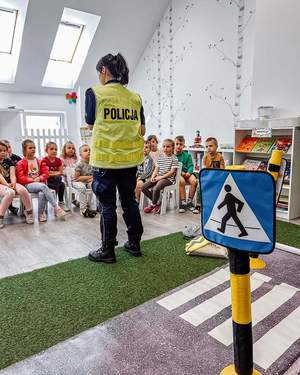 Zdjęcie kolorowe. Policjantka podczas spotkania z przedszkolakami