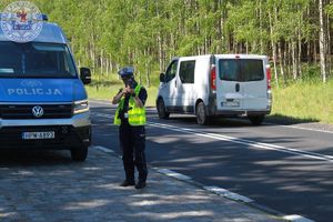 Zdjęcie kolorowe. Policjant podczas działań Prędkośc