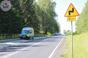 Zdjęcie kolorowe. Policjant podczas działań Prędkośc