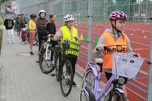 Zdjęcie kolorowe. Uczniowie czekają w kolejne na część egzaminu praktycznego