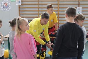 Zdjęcie kolorowe. Stoisko ratowników wodnych