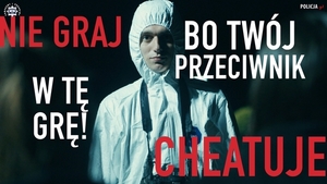 Kolorowe zdjęcie. Mężczyzna w białym kombinezonie na czarnym tle. Z lewej strony czerwony napis nie graj dalej białym kolorem w tę grę. Po prawej stronie zdjęcia białym kolorem bo twój przeciwnik i czerwonym cheatuje