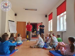 Zdjęcie kolorowe. Spotkanie w bibliotece